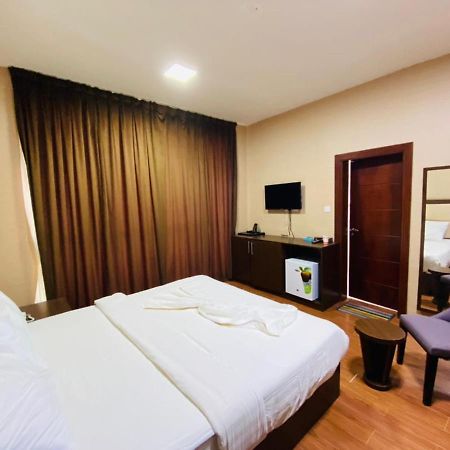 Alpha Suites Hotel Салала Экстерьер фото